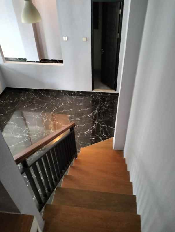 rumah mewah 3 lantai strategis di pamulang tang sel