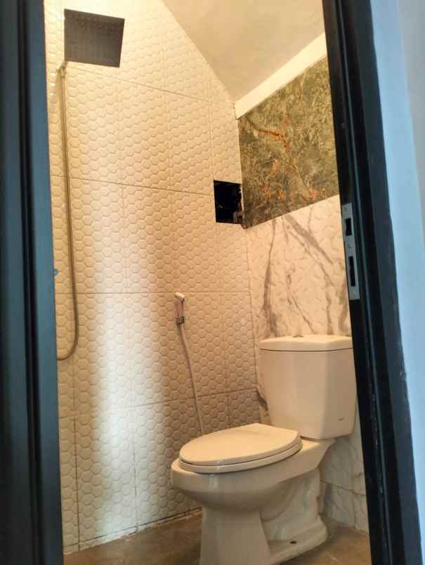 rumah mewah 3 lantai strategis di pamulang tang sel