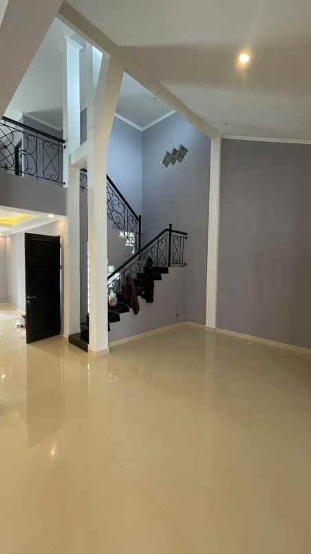 rumah mewah 3 lantai strategis di pamulang tang sel