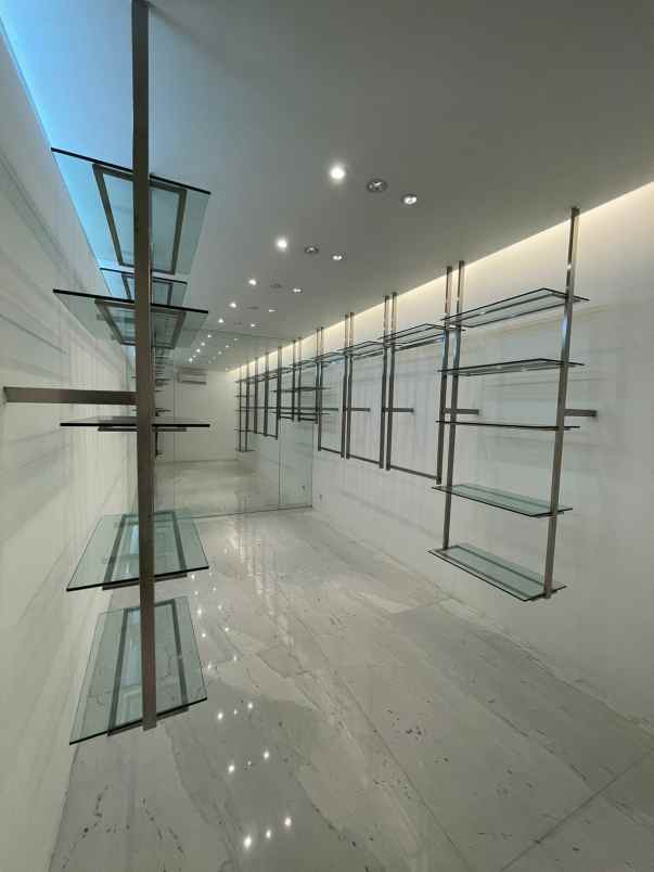 rumah mewah bergaya tropical di menteng jakarta pusat