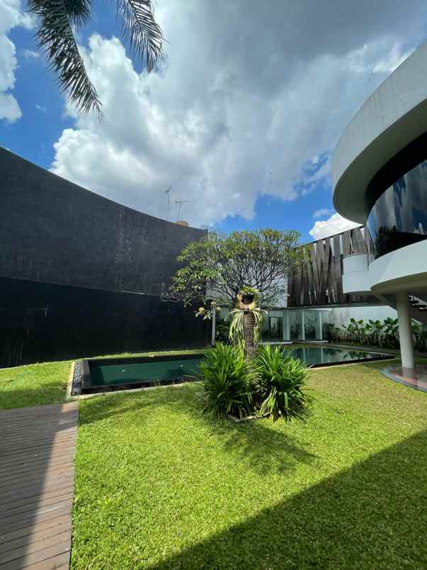 rumah mewah bergaya tropical di menteng jakarta pusat