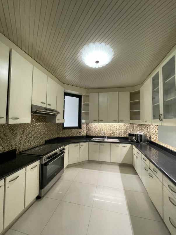 rumah mewah bergaya tropical di menteng jakarta pusat