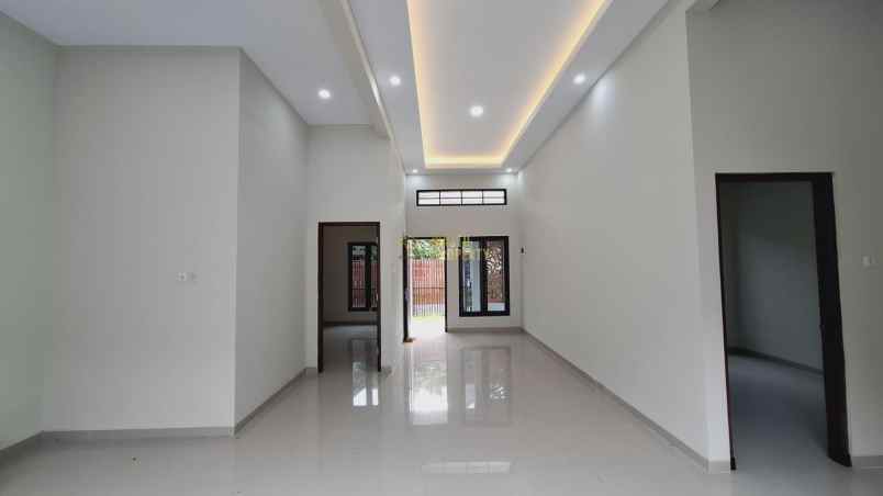 rumah modern tipe besar dekat stadion maguwoharjo