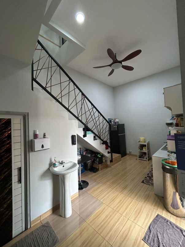 rumah siap huni 2 lantai di limo depok