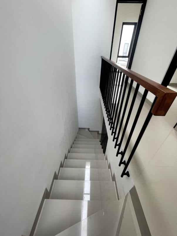 rumah tropis cocok untuk berkebun di halaman belakang