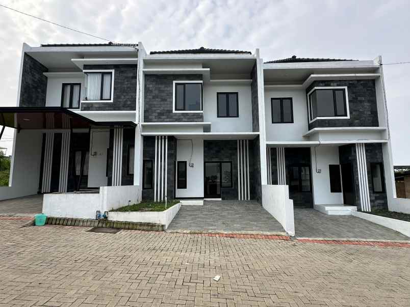 rumah villa 2 lantai lokasi lawang malang