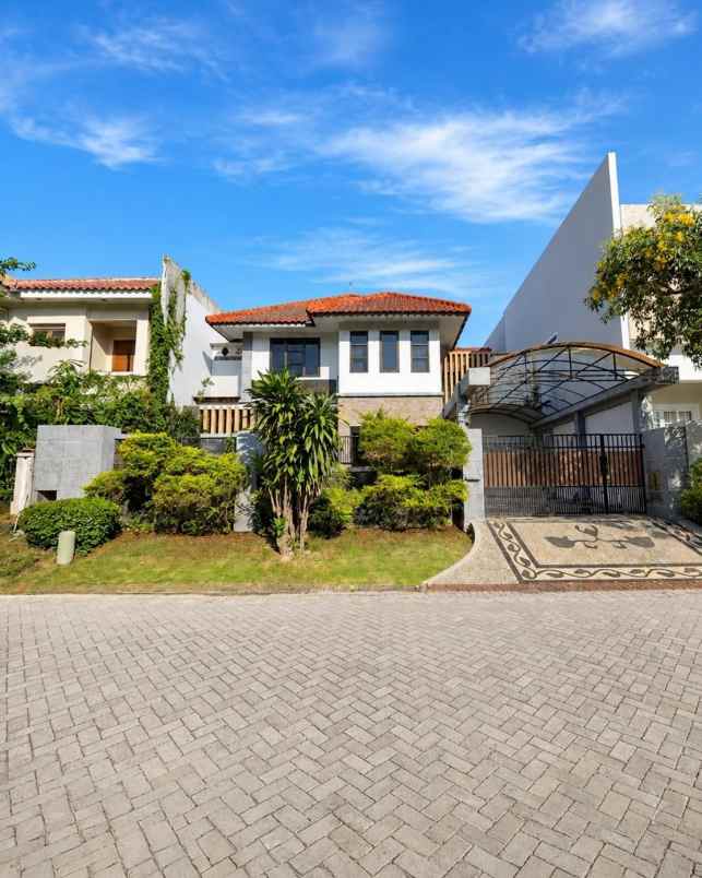 rumah villa westwood pakuwon city strategis siap huni