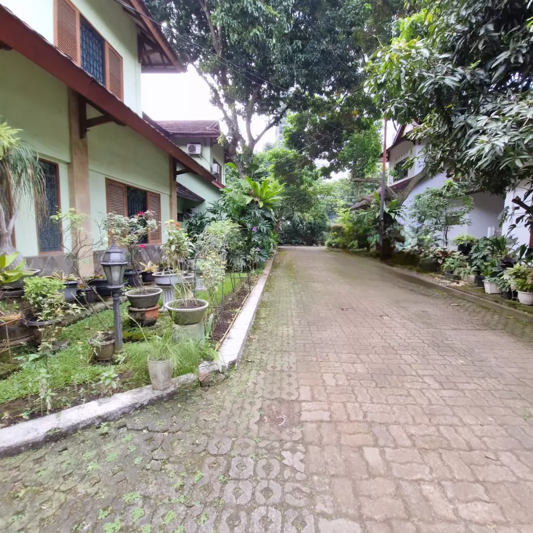 tanah 1090m2 2 unit rumah di cilandak