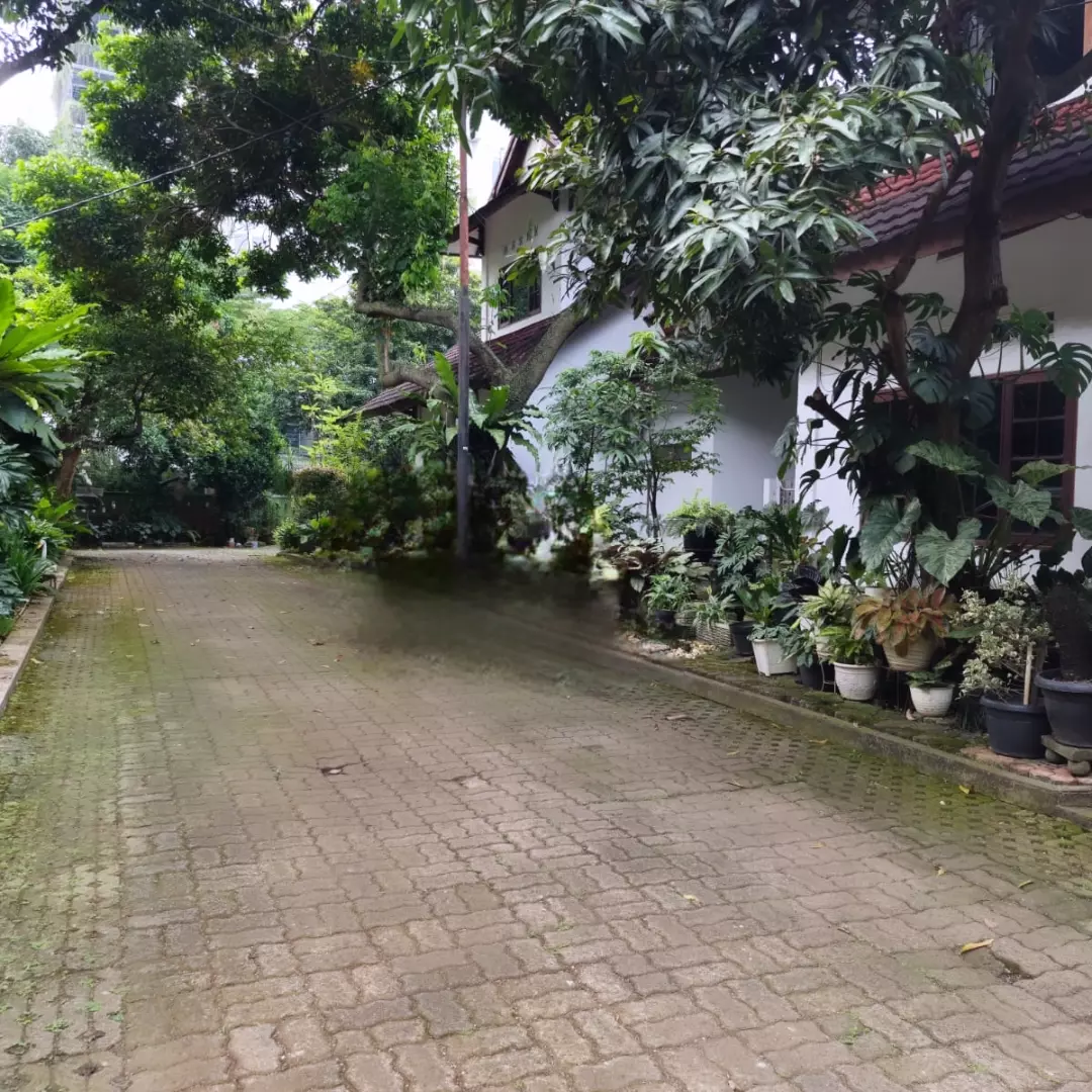 tanah 1090m2 2 unit rumah di cilandak