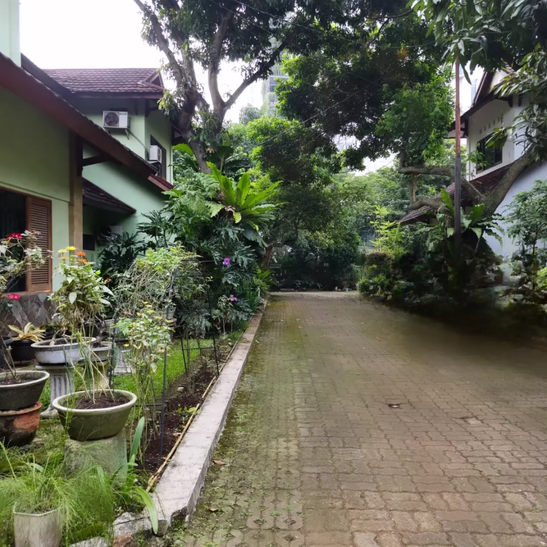 tanah 1090m2 2 unit rumah di cilandak