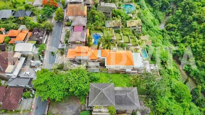 tanah jalan raya campuhan