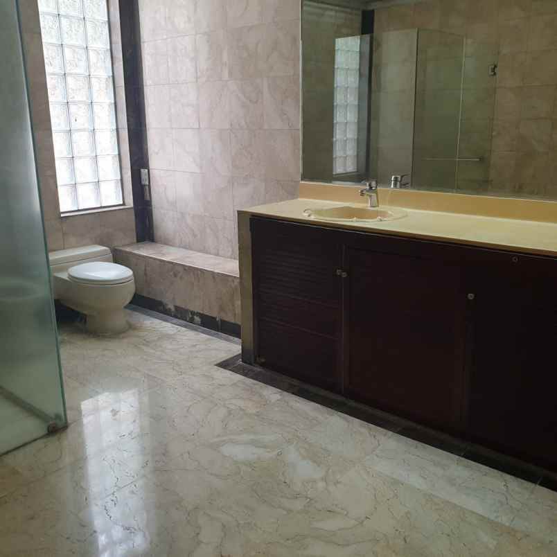 bangunan komersial di raya diponegoro sby pusat