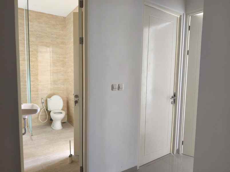 buyer only rumah minimalis pakuwon city row 3 mobil