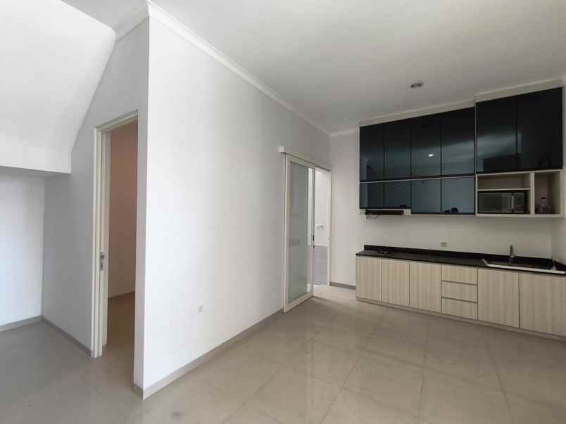 buyer only rumah minimalis pakuwon city row 3 mobil