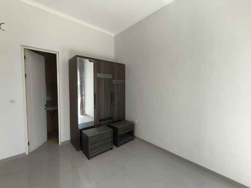 buyer only rumah minimalis pakuwon city row 3 mobil
