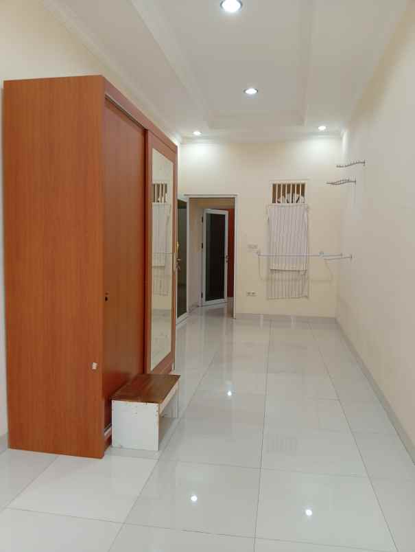 dijual rumah 2 lantai