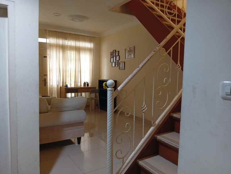 dijual rumah 2 lantai