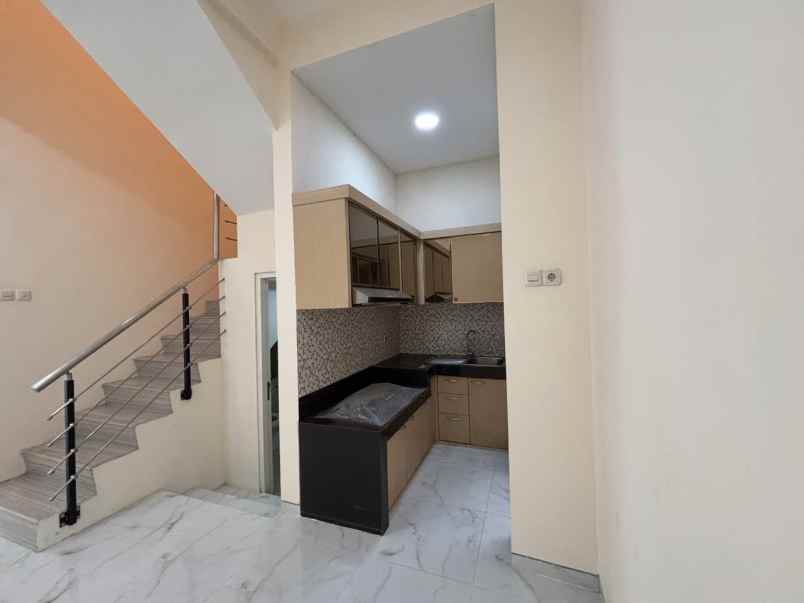 dijual rumah 2 lantai di sutorejo dekat raya mulyosari