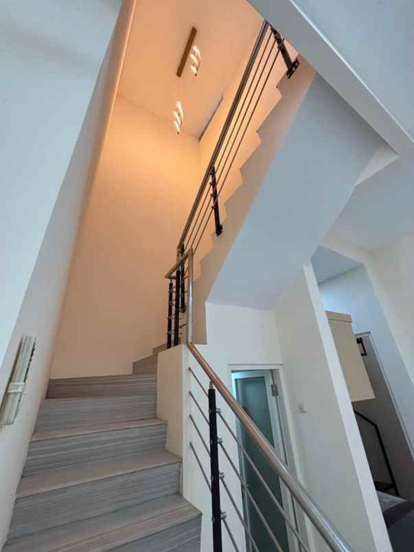 dijual rumah 2 lantai di sutorejo dekat raya mulyosari