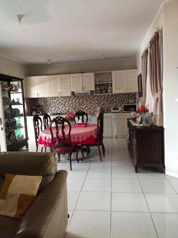 dijual rumah asri strateg di perumahan mega cinere