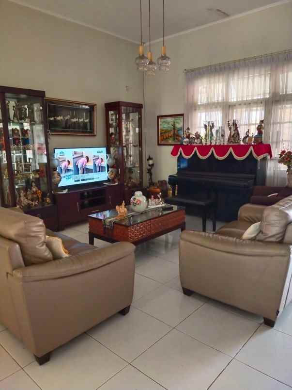 dijual rumah asri strateg di perumahan mega cinere