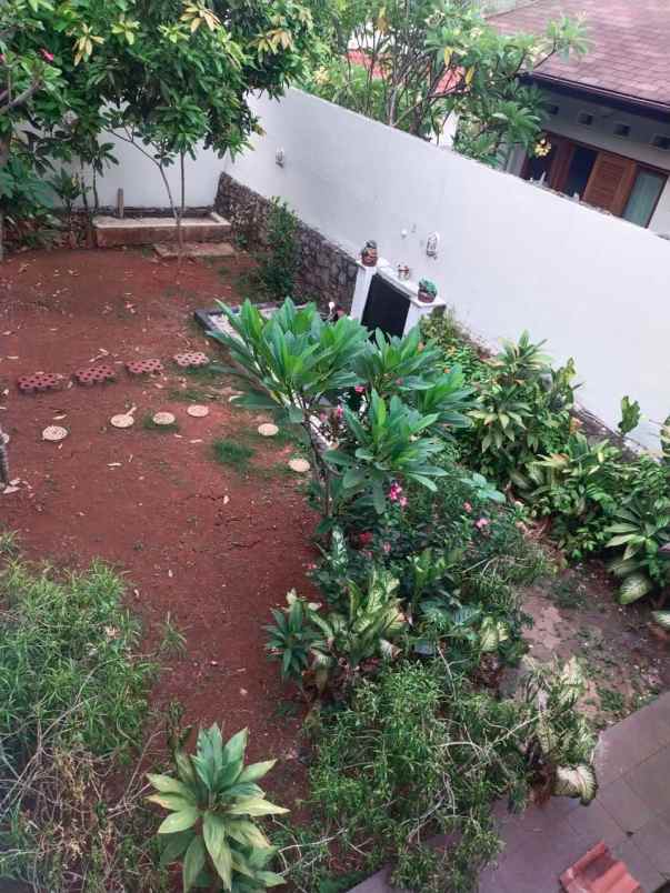 dijual rumah asri strateg di perumahan mega cinere