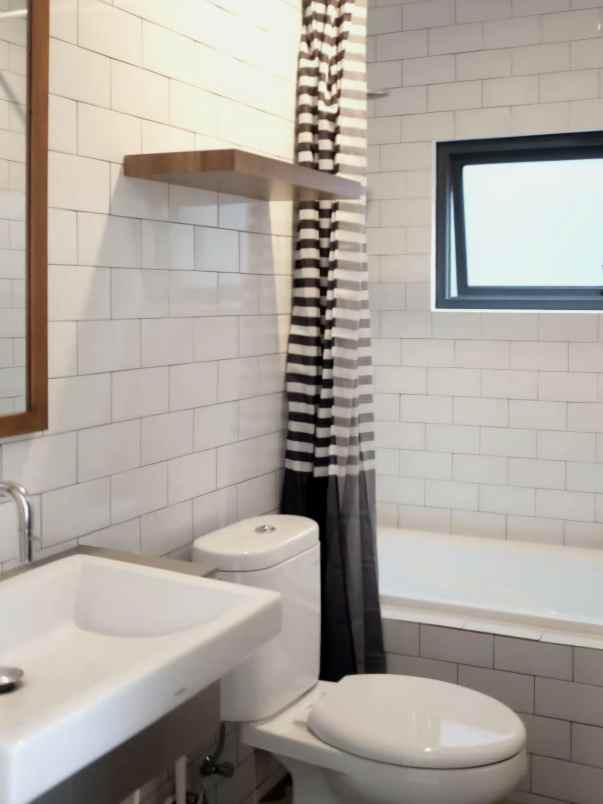 dijual rumah bambu apus jaktim