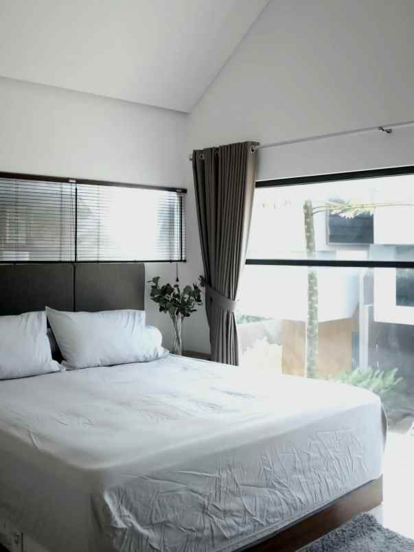 dijual rumah bambu apus jaktim