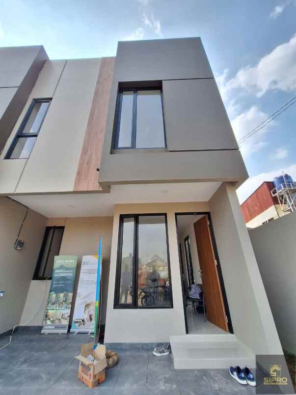 dijual rumah baru 2 lantai di area tangsel