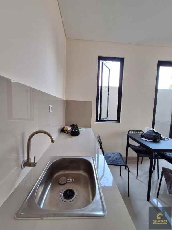 dijual rumah baru 2 lantai di area tangsel