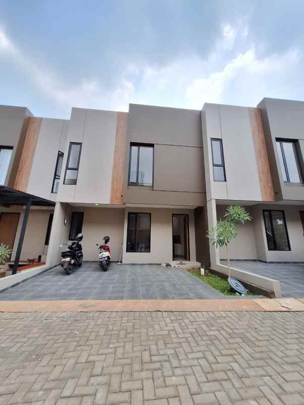 dijual rumah baru 2 lantai di area tangsel