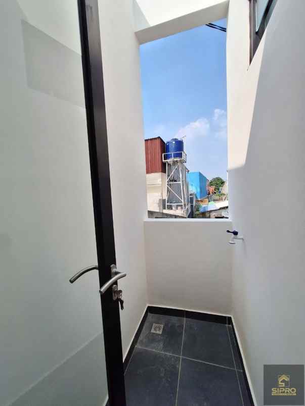 dijual rumah baru 2 lantai di area tangsel