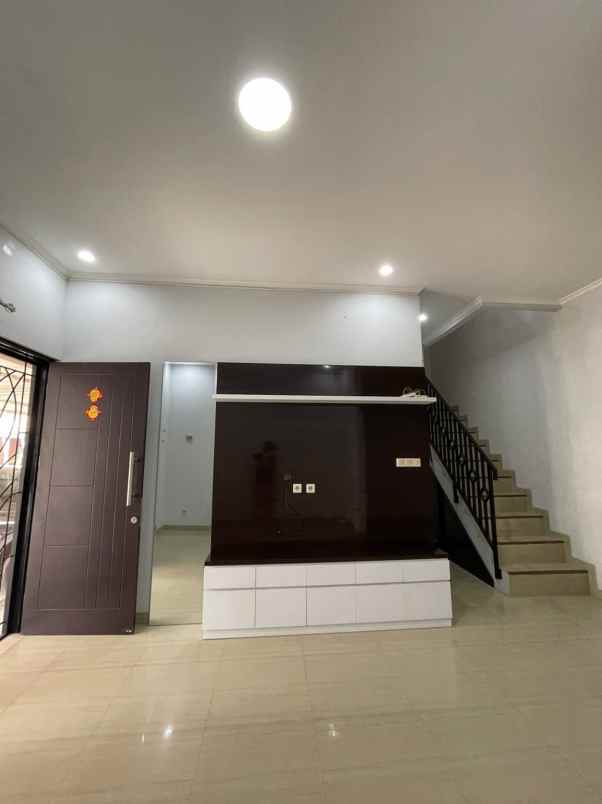 dijual rumah cluster aquina town house