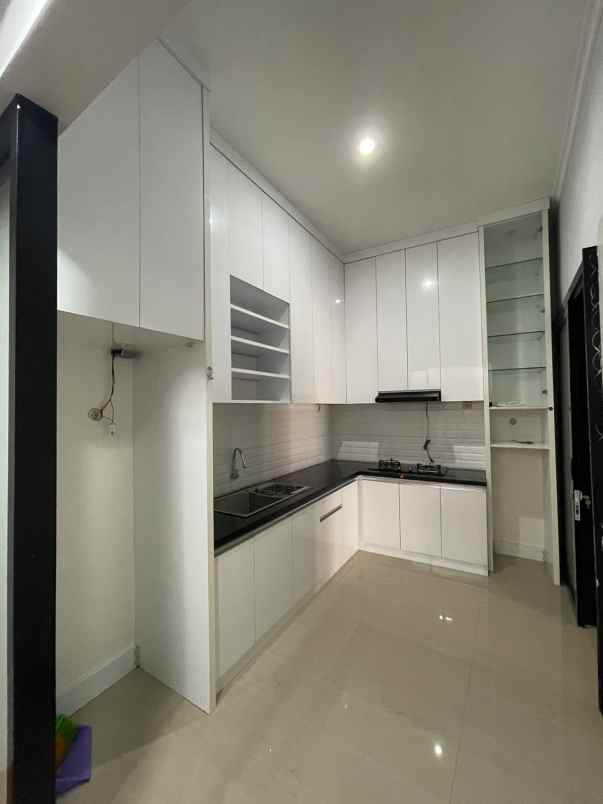 dijual rumah cluster aquina town house