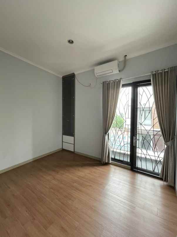 dijual rumah cluster aquina town house