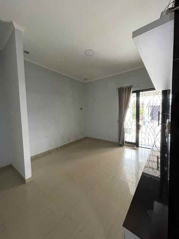 dijual rumah cluster aquina town house