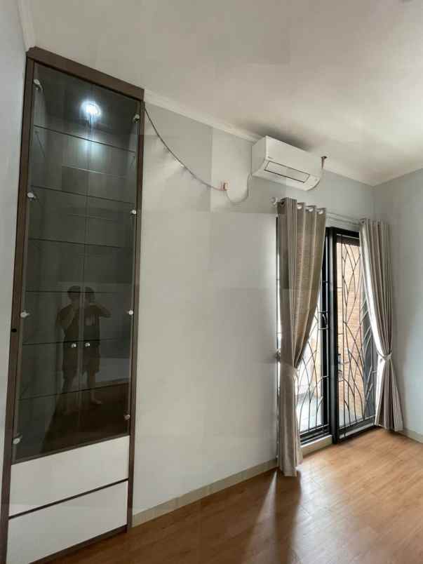 dijual rumah cluster aquina town house