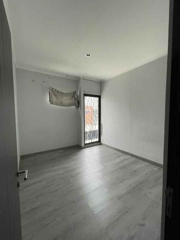 dijual rumah cluster aquina town house