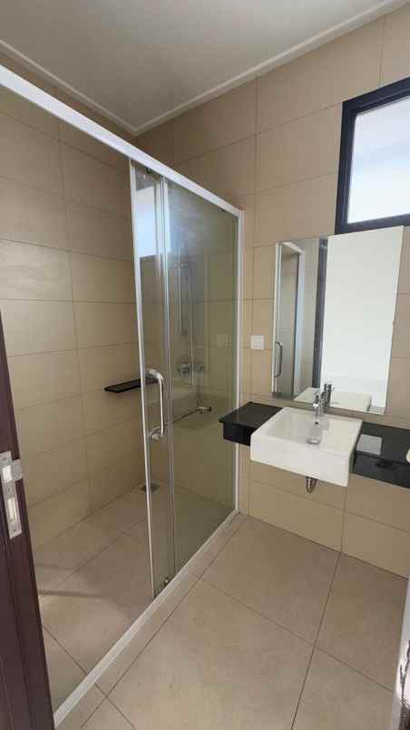 dijual rumah cluster kuningan village pik2
