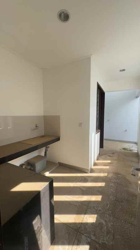 dijual rumah cluster kuningan village pik2