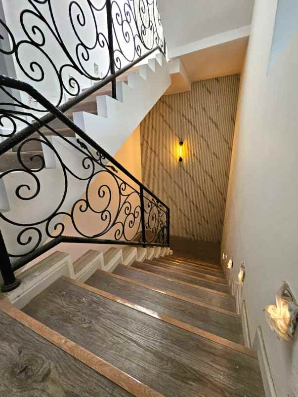 dijual rumah cluster thames jgc jakarta