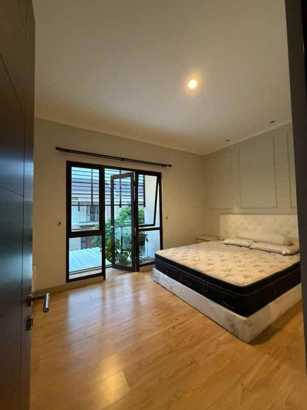 dijual rumah dekat mall di burgundy summarecon bekasi