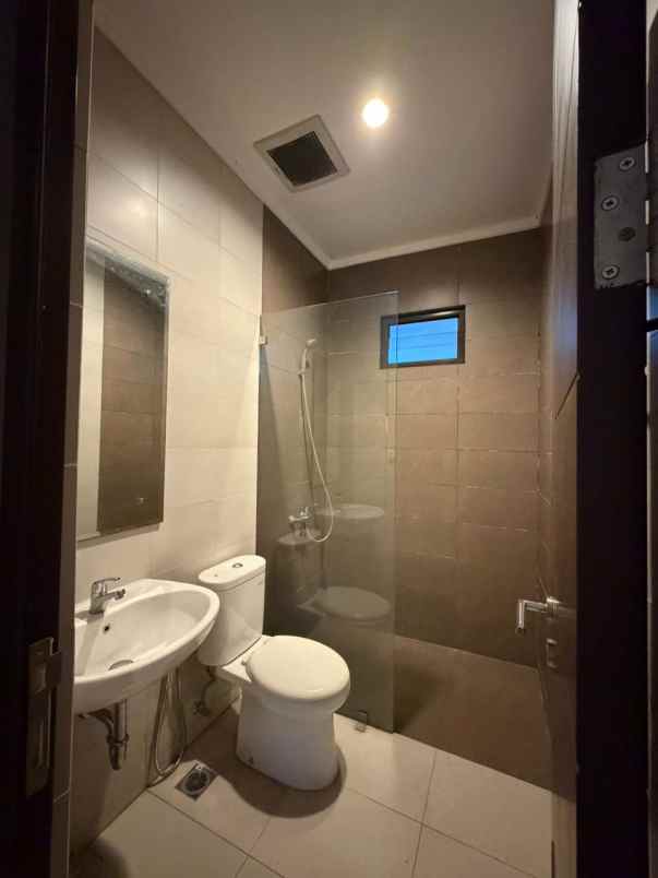 dijual rumah dekat mall di burgundy summarecon bekasi