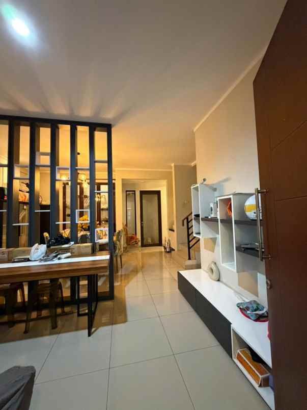 dijual rumah dekat mall di burgundy summarecon bekasi