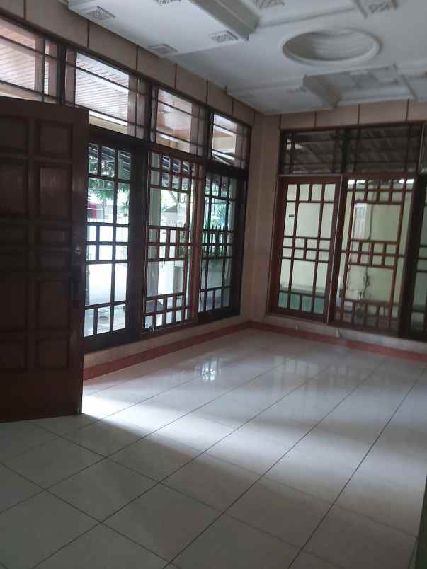 dijual rumah di area tomang