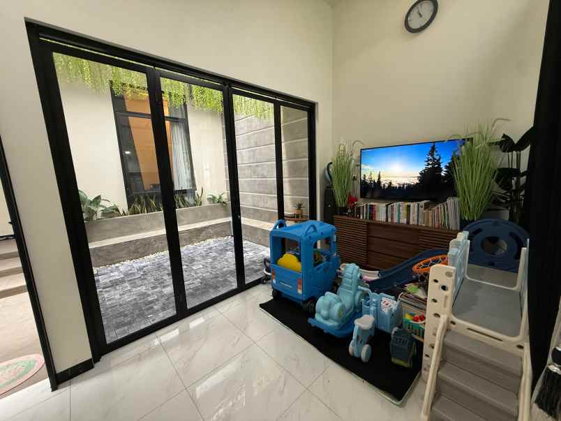 dijual rumah eksklusif lokasi araya malang