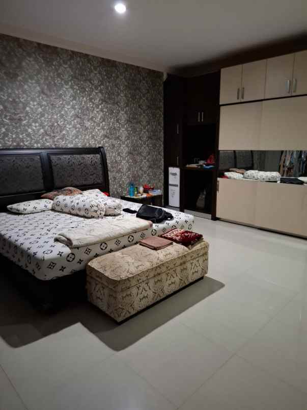 dijual rumah full furnish di legenda wisata