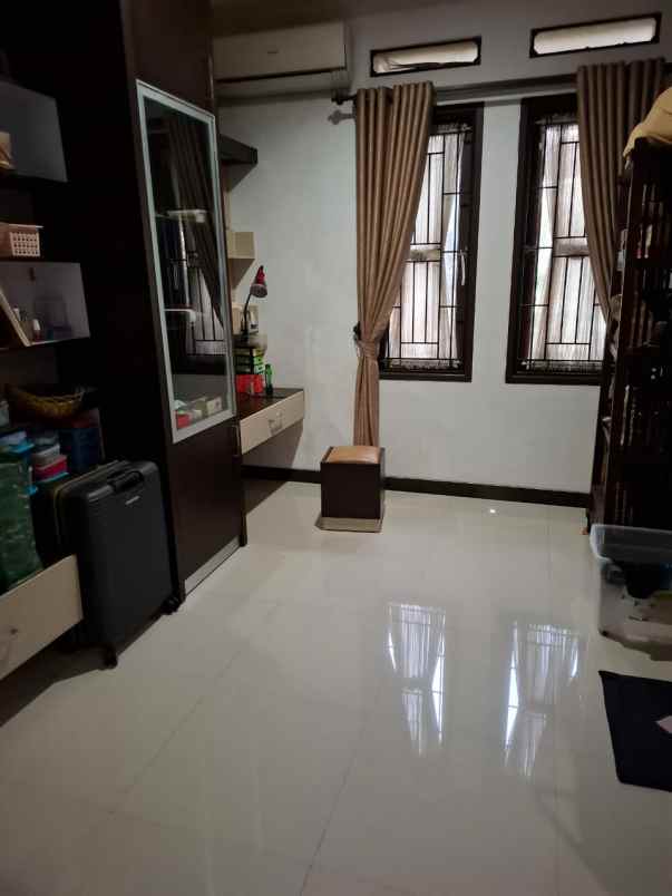 dijual rumah full furnish di legenda wisata