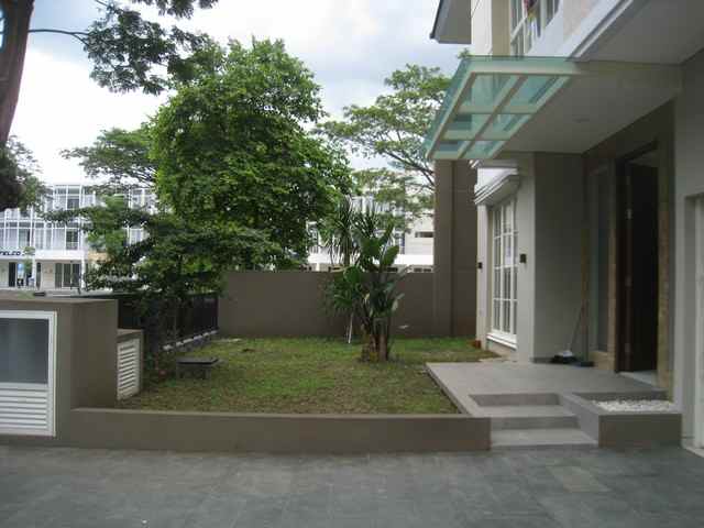 dijual rumah graha natura surabaya