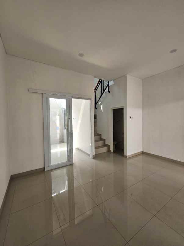 dijual rumah jalan boulevard grand